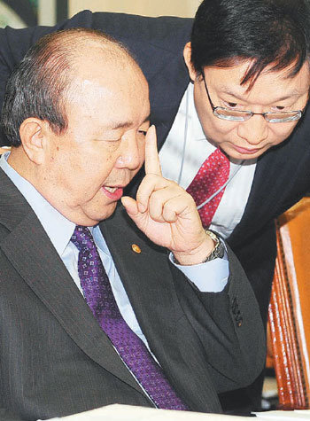 민주, 4대강 예산 심의 거부정종환 국토해양부 장관(왼쪽)이 16일 국회에서 열린 국토부 예산심의에서 보좌진에 뭔가를 얘기하고 있다. 그러나 야당이 “4대강 예산과 관련해 정부에게 요구한 자료를 받지 못했다”고 반발해 이날 예산심의는 중단됐다. 김경제 기자