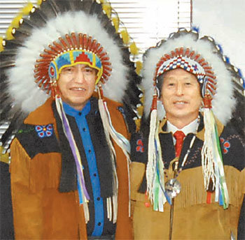 한동수 청송군수(오른쪽)와 캐나다 콜드레이크 지역 월터장비에 추장이 인디언 복장으로 주왕산 캐나다 마을 조성에 관한 협약을 하고 있다. 사진 제공 청송군