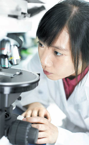 경원대 바이오나노대는 기존의 한의대, 새로 추진하는 약대를 결합해 ‘첨단 융합약학’을 실현할 것으로 전망된다. 바이오나노대 연구실에서 한 학생이 바이오 및 나노기술 연계를 통한 신물질 연구를 하고 있다. 사진 제공 경원대