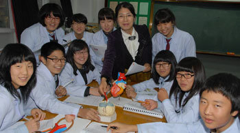 경북 청도군 풍각중 각북분교의 과학탐구반인 ‘비 큐리어스’ 학생들이 예수경 과학교사와 함께 동물 해부실험에 관한 토론을 하고 있다. 이권효 기자