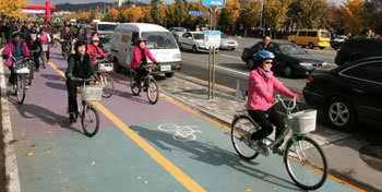 대구 달서구 신당사거리∼대천교 구간의 자전거 전용도로에서 주민들이 자전거를 타고 있다. 사진 제공 달서구