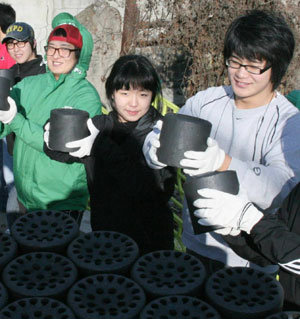 동양대 경영관광학부 학생들이 혼자 사는 노인들의 집으로 연탄을 나르고 있다. 사진 제공 동양대