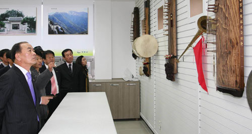 충북 영동군의 난계국악기제작촌에서 관람객들이 국악기 판매장을 둘러보고 있다. 사진 제공 영동군