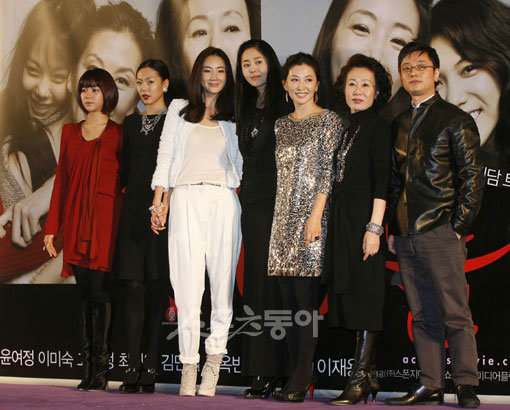 17일 서울 코엑스 메가박스에서 열린 영화 ‘여배우들 ’의 제작보고회에 참석한 출연배우들이 포토타임을 갖고 있다. 김옥빈, 김민희, 최지우, 고현정, 이미숙, 윤여정, 이재용 감독(왼쪽부터).  사진 | 임진환 기자 photolim@donga.com