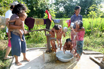 극단 ‘모시는 사람들’이 공연수익금 일부를 어린이 구호단체 ‘월드쉐어’에 기부해 최근 캄보디아 토울트벵 마을에 만들어진 우물에서 마을 아이들이 깨끗한 물로 씻고 있다. 사진 제공 월드쉐어