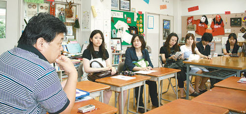 일본 메이지대 학생들이 도쿄 신주쿠에 있는 오쿠보초등학교를 찾아 선생님(왼쪽)에게 다문화 아동 교육에 대한 설명을 듣고 있다. 오랜 다문화 역사를 가진 일본에서는 외국인의 사회 적응을 돕기 위해 나이, 출신국가 등에 따른 맞춤형 정책을 선보이고 있다. 도쿄=이성호 기자