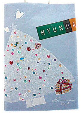 현대백화점은 20일부터 12월 말까지 초등학생이 그린 크리스마스 쇼핑백을 제공한다. 사진의 쇼핑백에는 김태규 군이 그린 그림이 들어갔다. 사진 제공 현대백화점