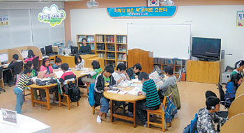 김대중 전 대통령의 모교인 전남 신안군 하의면 하의초등학교가 운영 중인 ‘인동초 별빛 교실’에서 학생들이 책을 읽고 사이버 학습을 하고 있다. 사진 제공 하의초등학교