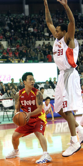 178cm라는 오리온스 김승현(왼쪽)의 실제 키는 176cm 정도. 하지만 제 아무리 큰 선수도 그의 빠른 돌파를 막기는 힘들다. 사진 제공 KBL
