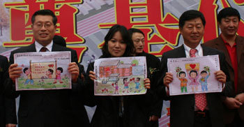 경만호 대한적십자사 부총재(오른쪽)와 기업 관계자들이 중국 쓰촨 성 진산초등학교 학생들이 그린 그림을 들고 서 있다. 사진 제공 대한적십자사