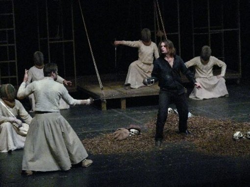 이탈리아 연극연출가 로베르토 바치가 이끄는 폰테데라 극단의 '햄릿-육신의 고요‘는 톱밥을 주요 오브제로 택했다.