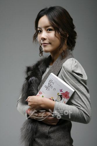 ‘곰의 탈을 쓴 여우’라는 장편소설을 발간한 배우 신이. 임진환 기자 photolim@donga.com