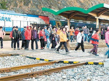 충북 단양군이 코레일 충북본부와 업무협약을 하고 관광열차를 운행해 지역 경제와 관광 활성화에 톡톡히 재미를 보고 있다. 사진 제공 단양군