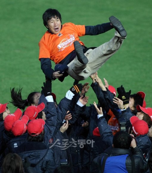 여자축구 대교 캥거루스 박남열 감독(위)은 선수시절 K리그에서 7차례 우승을 차지, 이 부분 최다기록을 가지고 있다. 지도자의 길을 걷고 있는 박 감독이 올해 WK리그 우승을 확정지은 후 선수들로부터 헹가래를 받고 있다. 경주 ｜ 김종원 기자 won@donga.com