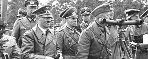 1939년 당시 총통경호대장이었던 로멜(앞줄 오른쪽)이 폴란드 전선을 시찰하는 히틀러를 보좌하고 있다. 사진 제공 플래닛미디어