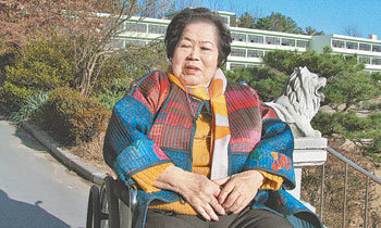 21일 경기 의정부시 용현동 영석고에서 만난 학교법인 영석학원의 설립자 안채란 이사장. 독신인 그는 모교인 동국대에 영석고와 영석빌딩 등 시가 1000억 원대의 재산을 기증하기로 했다. 의정부=우정열 기자