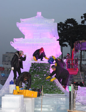 겨울철을 맞아 다음 달 23일부터 서울 강북구 번동 북서울 꿈의숲에서 ‘서울얼음축제’가 열린다. 사진은 올해 1월 월드컵공원에서 열렸던 얼음축제를 준비하는 모습. 사진 제공 서울시