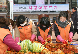 목원대 사회복지학과 학생들이 15일 대전 서구 도안동 캠퍼스에서 ‘사랑의 김장 나누기’ 행사를 벌이고 있다. 이 학과는 15년째 이 행사를 이어오고 있다. 사진 제공 목원대