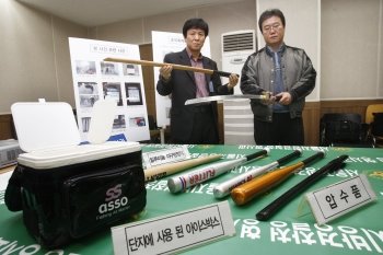 와해된 폭력조직을 재건하는 과정에서 탈퇴하려는 조직원들에게 야구방망이로 폭행하고 단지를 강요해 상해를 가한 조직폭력배 일당이 검거됐다. 서울지방경찰청 폭력계 형사들이 24일 서울 종로구 내자동 청사에서 관련 증거물을 공개하고 있다. 홍진환 기자