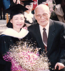 시인 신달자 씨(왼쪽)와 아버지 신중길 씨가 1991년 숙명여대 박사학위 수여식에서 함께했다. 사진 제공 서정시학