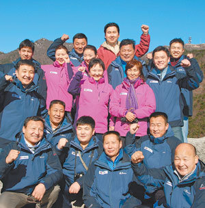 경북에서 농업연수를 하고 있는 몽골 연수단의 다바슈렌 단장(둘째줄 왼쪽) 등이 21일 팔공산에 올라 “파이팅”을 외치고 있다. 이권효 기자