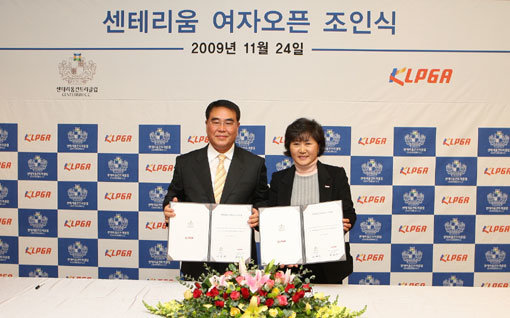 김종균 센테리움cc 대표이사(왼쪽)과 klpga 한명현 수석부회장이 조인식 후 기념촬영하고 있다. 사진제공|KLPGA