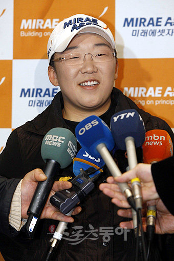 미 LPGA 데뷔 첫 해 시즌 3관왕을 이룬 한국여자프로골퍼 신지애가 25일 인천공항을 통해 입국해 취재진들과 미니인터뷰를 갖고 있다. 

인천국제공항 | 임진환 기자 photolim@donga.com