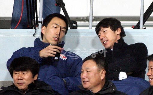 25일 저녁 성남 종합운동장에서 열린 K-리그 성남과 전남의 4강 PO에서 성남 신태용 감독이 무전기를 확인 하고 있다. 성남ㅣ박화용 기자 inphoto@donga.com