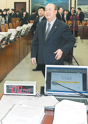 헛걸음한 국토장관국회 국토해양위원회가 25일 예산안 심의를 위한 전체회의를 열자마자 산회하고 26일 속개하기로 하자 정종환 국토해양부 장관이 허탈한 웃음을 지으며 회의장을 빠져나가고 있다. 김경제 기자