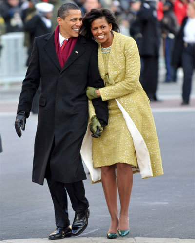 올 1월 대통령 취임식 당시의 버락 오바마 미국 대통령 부부. 오바마는 이날 미국 남성복 브랜드 '브룩스 브라더스'의 코트를 입고 같은 브랜드의 스카프와 장갑을 착용했다. 에이브러햄 링컨 전 대통령도 좋아했던 브랜드이다.