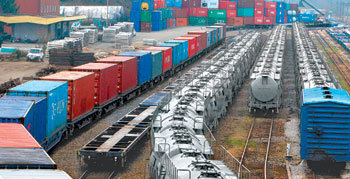 파업에 발묶인 화물열차
전국철도노조의 총파업이 시작된 26일 오후 화물열차들이 경기 의왕시 부곡동 오봉역에 멈춰 있다. 철도노조가 이날 오전 4시부터 무기한 전면파업에 들어가 화물열차 운행이 거의 마비되면서 화물 수송에 큰 차질을 빚었다. KTX, 새마을호 등 여객열차는 정상 운행했지만 수도권 전철 운행횟수가 줄고 배차간격이 평시보다 1∼2분씩 늘어나 승객들이 불편을 겪었다. 의왕=원대연 기자