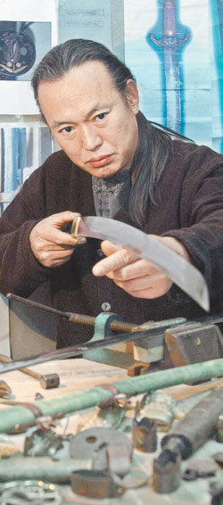 국내 전통 도검 전문가 홍석현 씨가 제작 중인 칼의 날을 살펴보고 있다. 동아일보 자료 사진