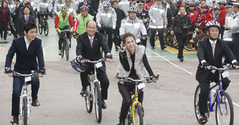 26일 서울 영등포구 여의도공원 문화마당에서 열린 ‘서울경찰 자전거 안전 알리미’ 발대식에서 참석자들이 자전거를 타고 퍼레이드를 벌이고 있다. 박영대 기자
