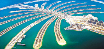 두바이가 야심 차게 건설한 야자나무 모양의 거대한 인공섬 ‘팜 아일랜드’의 전경. 두바이 정부는 이 인공섬 건설을 맡아 진행한 국영개발회사 나힐의 채무상환을 유예한다고 밝혔다. 동아일보 자료 사진