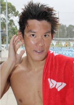 박태환(20)이 24일 호주 시드니 매콰리대 야외 수영장에서 검게 그을린 모습으로 미소 짓고 
있다. 연합뉴스