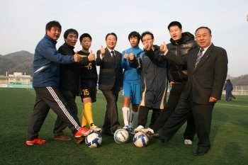 공부하는 축구선수를 양성하기 위해 민간, 지방자치단체, 학교가 손을 잡았다. 축구클럽 횡성 FC 관계자들이 26일 훈련장인 강원 횡성군 인조잔디 구장에서 파이팅을 외치고 있다. 왼쪽부터 이기근 감독, 학부모 이종득 씨, 김현수 선수, 한규호 횡성군수, 김윤상 선수, 학부모 박원서 김종남 씨, 박창식 갑천중고 교장. 횡성=양종구 기자 yjongk@donga.com