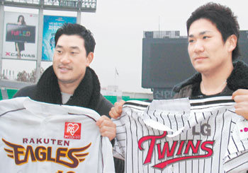프로야구 LG의 에이스 봉중근(왼쪽)과 일본 프로야구 라쿠텐의 투수 다나카 마사히로가 27일 서울 잠실구장에서 서로 유니폼을 교환한 뒤 포즈를 취하고 있다. 이헌재  기자