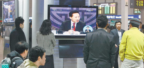 27일 오후 서울역에서 열차를 기다리던 승객들이 맞이방에 설치된 TV로 ‘대통령과의 대화’ 방송을 시청하고 있다. 전영한 기자