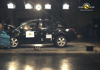 라세티 프리미어(시보레 크루즈)의 차량 안전 테스트 모습.