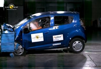 마티즈 크리에이티브(시보레 스파크)의 차량 안전 테스트 모습.