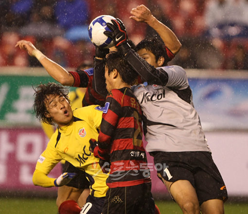 2009 프로축구 플레이오프 포항스틸러스 대 성남일화 경가가 29 포항 스틸야드에서 열렸다. 성남 정성룡이 포항 유창현의 공격에 앞서 볼을 잡아내고 있다. 포항 | 김종원기자 won@donga.com