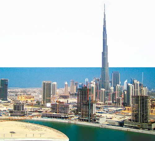 그동안 불모의 사막에 세계에서 가장 높은 빌딩, 가장 큰 인공 섬 등을 만드는 기적을 연출하며 세계의 찬사를 받던 ‘두바이 신화’가 흔들리고 있다. 두바이가 위기를 넘겨 신성장모델로 계속 주목을 받을지, 무리한 탐욕이 낳은 ‘현대판 바벨탑’으로 남을지 세계의 관심이 쏠리고 있다. 두바이가 금융상업 중심지로 개발 중인 비즈니스베이와 세계 최고층 빌딩 버즈두바이. 두바이=장원재 기자