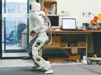 인간형 로봇 ‘휴보2’가 처음으로 달리는 데 성공했다. 국내에서는 처음이며 세계적으로 세 번째다. KAIST 휴머노이드로봇 연구센터가 개발한 휴보2는 최대 시속 3.6km로 달릴 수 있다. 대전=전승민 동아사이언스 기자