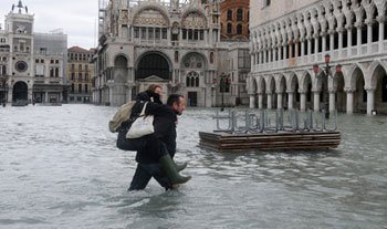 지난해 12월 1일 이탈리아 베네치아의 해수면이 1.6m 상승해 산마르코 광장이 물에 잠겼다. 베네치아는 바닷물을 막는 방벽을 세울 예정이다. 동아일보 자료 사진