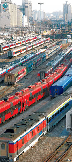 기관사 없어… 멈춰선 열차
철도노조가 파업을 벌인 지 닷새째인 30일 오후 서울 마포구 수색차량기지에 기관사가 없어 오갈 데가 없게 된 열차들이 줄을 지어 멈춰서 있다. 김재명 기자