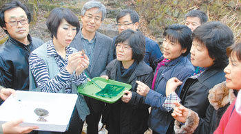 박진영 박사(왼쪽에서 두 번째)가 최근 경북도환경연수원 내 연못에서 잡은 가재에 대해 ‘에코 가이드’ 연수생들에게 설명을 하고 있다. 이권효 기자