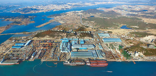 전남 영암군 삼호읍에 자리한 현대삼호중공업 전경. 현대삼호중공업은 1999년 창립 이후 10년 만에 30억 달러 수출탑을 수상하는 등 지역경제 버팀목 역할을 하고 있다. 사진 제공 현대삼호중공업