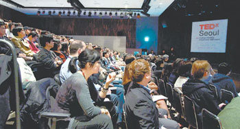 행사에 참여한 약 300명의 청중이 강연을 듣고 있다. 이날 진행된 강연 내용은 ‘TEDx서울’ 홈페이지와 유튜브를 통해 세계에 소개될 예정이다. 사진 제공 문영두 씨