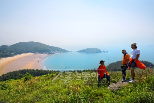 호젓한 오솔길을 따라 오른 굴업도 개머리 정상에서는 부드러운 구릉과 억새 초원, 그리고 옥빛 바다가 빚어낸 완벽한 풍경을 감상할 수 있다.