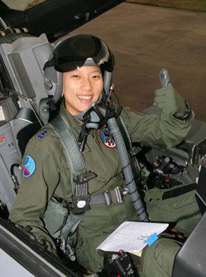 공군 주력 전투기인 KF-16 조종사가 된 김효선 중위. 공군 20전투비행단 157전투비행대대 소속인 김 중위는 7개월에 걸친 기종 전환 및 작전태세 훈련을 통과했다. 사진 제공 공군